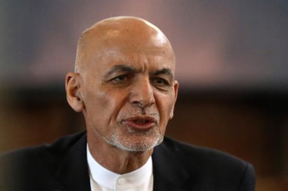 El presidente afgano Ashraf Ghani huyó de Afganistán con cuatro autos y un helicóptero lleno de efectivo, informó el lunes la agencia estatal de noticias rusa RIA Novosti citando a un vocero de embajada de Rusia en Kabul. (ARCHIVO) 