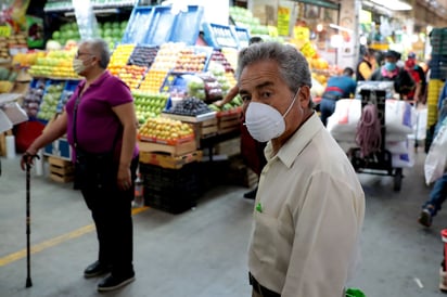 La propagación del virus se da en lugares donde no se respeta una distancia mínima de 1.5 metros y donde no hay ventilación.