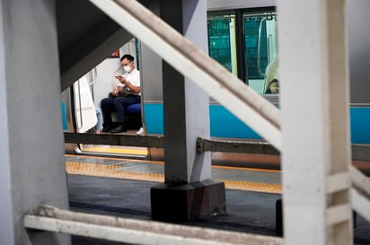 Las infecciones están aumentado 'a un ritmo sin precedentes (...) y la razón es la variante delta', dijo el primer ministro japonés, Yoshide Suga, en una rueda de prensa en la que explicó los motivos de la extensión de la alerta sanitaria.
(EFE)