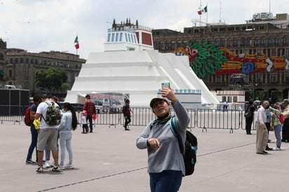 Se instalaron áreas de aplicación de gel antibacterial conformados por 60 personas, quienes se ubican en los puntos mencionados, especialmente en los de mayor tránsito peatonal. (ARCHIVO)