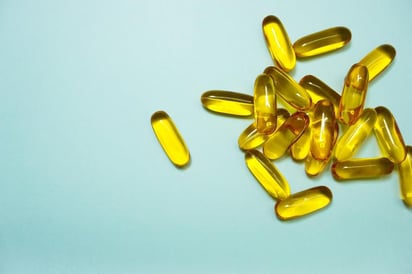 Una de las funciones de la vitamina D es ayudar al cuerpo a absorber el calcio, que es el componente más importante para mantener los huesos fuertes y sanos.