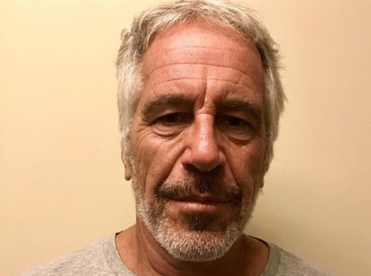 Aunque el príncipe Andrés y la familia real del Reino Unido han tratado de mantenerse alejados del escándalo internacional que representa para ellos las acusaciones sobre tráfico sexual de menores en contra del fallecido financiero Jeffrey Epstein