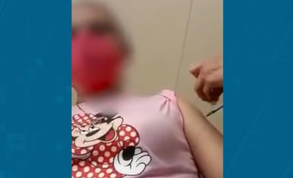 Este miércoles se dio a conocer un nuevo video en el que otra enfermera simula vacunar a una joven en el módulo instalado en Ciudad Universitaria en Morelia, Michoacán. (ESPECIAL)