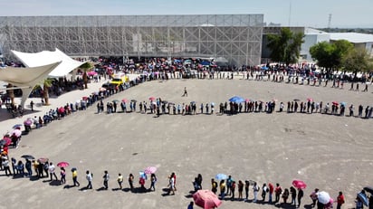 El cierre anticipado del módulo de vacunación de la ExpoFeria Gómez Palacio desató el enojo de quienes por horas esperaron bajo los intensos rayos del Sol para ser vacunados contra el COVID-19. Piden a los jóvenes estar pendientes de nuevas fechas. (ÉRICK SOTOMAYOR)