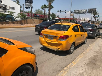 La tarde de este viernes se registró un choque múltiple en la ciudad de Torreón donde participaron cinco unidades, entre ellas una militar, el saldo fue de una mujer lesionada. (EL SIGLO DE TORREÓN)