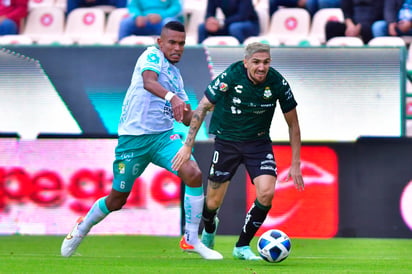 : William Jose Tesillo (I) del Leon y Diego Alfonso Valdes (D) del Santos disputan el balon durante el juego de la jornada 6 del Torneo GRITA MEXICO Apertura 2021 de la Liga BBVA MX en el Estadio Nou Camp el 21 de Agosto de 2021 en Ciudad de Mexico, Mexico. (Foto: Jaime Lopez/JAM MEDIA)