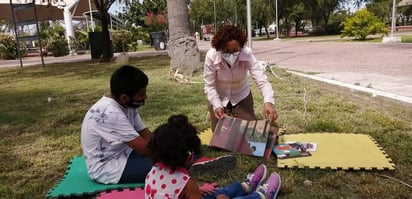 La biblioteca móvil recorre colonias y ejidos de Gómez Palacio. (CORTESÍA)