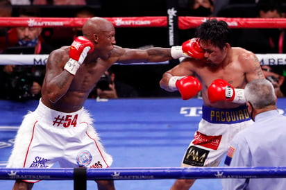 El cubano Yordenis Ugás dio su mejor versión y logró la gran victoria de su carrera profesional al vencer este sábado por decisión unánime al legendario púgil filipino Manny Pacquiao para retener el título del peso welter de la Asociación Mundial de Boxeo (AMB). (EFE)