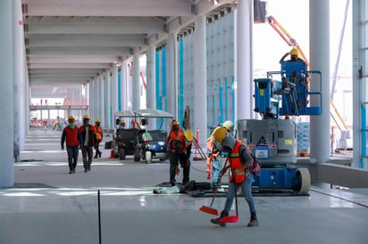 Faltan poco más de 200 días para que el Ejército tenga que entregar acabado el nuevo aeropuerto de Ciudad de México, una magna y polémica obra del presidente Andrés Manuel López Obrador que pretende ser construida en tiempo récord para descongestionar el actual aeródromo de la capital. (EFE)