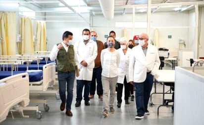 El director general del IMSS, Zoe Robledo Aburto, y la jefa de gobierno de la CDMX, Claudia Sheinbaum Pardo, realizaron un recorrido de supervisión en el Centro de Atención Temporal (CAT) Morelos, al norte de la capital, el cual dará servicios médicos a pacientes con COVID-19, se prevé que esta reciba a sus primeros pacientes el 25 de agosto. (ARCHIVO) 
