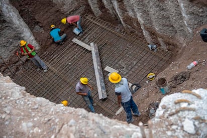 A través de la Comisión del Agua del Estado de Durango (CAED) se avanza en los trabajos de reposición del cárcamo de rebombeo en la colonia César G. Meraz, en el Municipio de Lerdo, informó Víctor Manuel Barrios López, encargado de CAED en la Laguna de Durango.
