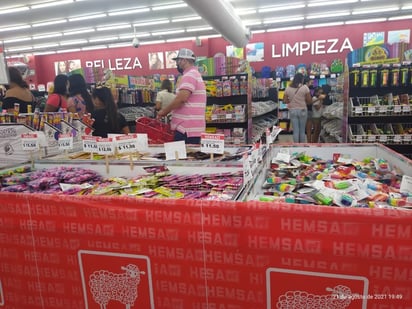 Fue alrededor de las 10 de la mañana que las papeleras, zapaterías, e incluso tiendas dedicadas a la venta de uniformes, registraron un incremento de clientes.