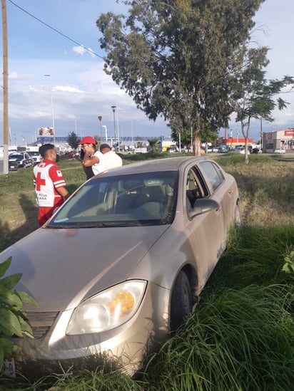 Conductora termina en el cinturón ecológico por esquivar un sillón; no hay personas lesionadas, solo daños materiales. (EL SIGLO DE TORREÓN)