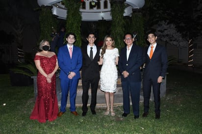Amigos y familiares acompañan a Alejandra Becerra y Manuel Medina en su boda (EL SIGLO DE TORREÓN/ FERNANDO COMPEÁN) 
