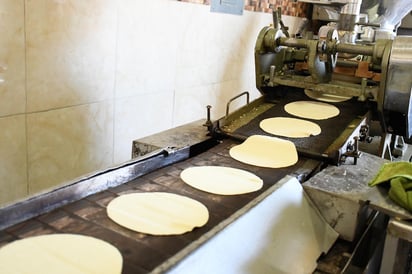 Con 98.6% de los mexicanos incorporándolas en su dieta, las tortillas de maíz subieron en promedio 15.1% en la primera mitad de agosto frente a la misma quincena de 2020.
(ARCHIVO)