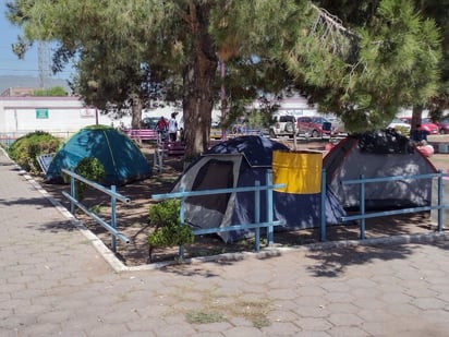 Aún no sabe que sucedió, pero desde las primeras horas del domingo junto con su esposo de encuentran acampando al exterior del Hospital del Niño Dr. Federico Gómez Santos, en el municipio de Saltillo, pues su pequeña de tres años está muy grave. (ISABEL AMPUDIA)