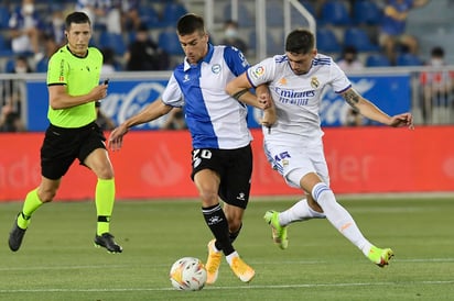 Pere Pons (izquierda) del Alavés pugna un balón con Federico Valverde del Real Madrid durante un partido de la Liga española, el sábado 14 de agosto de 2021, en Vitoria, España. (AP Foto/Álvaro Barrientos)