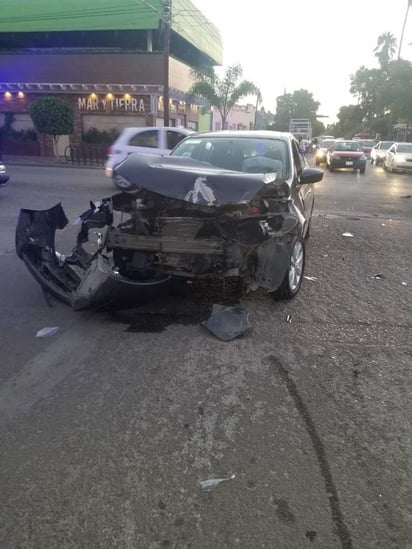 Choca conductor de auto contra camión en Gómez Palacio; el vehículo terminó destrozado tras el impacto. (EL SIGLO DE TORREÓN)