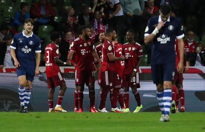 El Bayern, con gran parte de sus jugadores menos habituales, se dio un festín ante el Bremer, de la cuarta categoría del fútbol germano (0-12), en la primera ronda de la Copa de Alemania.
