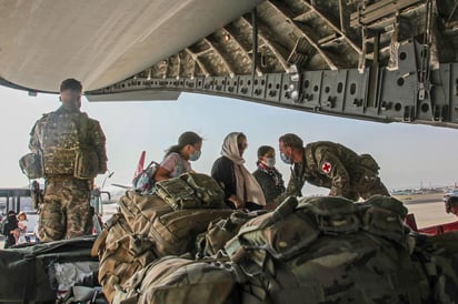 El primer ministro británico, Boris Johnson, afirmó hoy que el Reino Unido continuará con la operación para evacuar a personal británico y colaboradores afganos de Kabul pese al ataque en las inmediaciones del aeropuerto. (ARCHIVO) 
