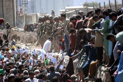 Más de 60 personas murieron y 150 resultaron heridas tras el doble atentado ocurrido este jueves en las cercanías del aeropuerto de Kabul, muchos de los cuales formaban parte de la multitud que intentaba alcanzar uno de los vuelos de evacuación internacional, según fuentes sanitarias afganas. (ARCHIVO) 
