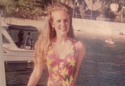 Este jueves a través de la dinámica del recuerdo, 'Throwback Thursday', Erika Buenfil compartió una fotografía de su juventud disfrutando del mar y el sol.