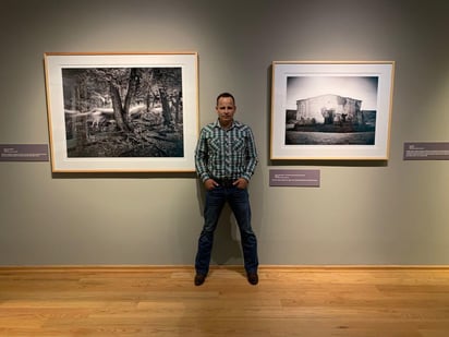 El fotógrafo se encuentra en el Museo Arocena de Torreón, donde su muestra Vaqueros de la Cruz del Diablo se anexará al 15 aniversario del recinto. ( Cortesía / Museo Arocena)