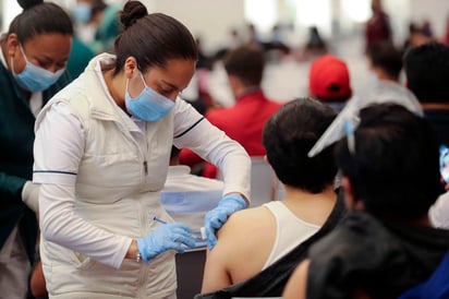 Tras concluir la jornada de vacunación para los jóvenes de 18 a 29 años de edad, se indicó que se asignarían más dosis para las personas de estas edades que se quedaron sin una dosis debido a la alta demanda, sin embargo, no se ha informado el día en que se reanudará el proceso de vacunación. (ARCHIVO)