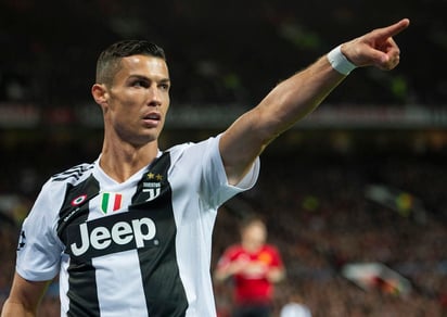 El portugués Cristiano Ronaldo, nuevo jugador del Manchester United, aseguró este viernes que dio su 'corazón' y su 'alma' por el Juventus y que, pese a 'no alcanzar' todo lo que deseaba, su historia en el equipo turinés fue 'muy bonita'. (EFE/EPA/PETER POWELL)
