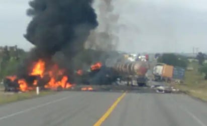  
El conductor de una pipa cargada con gas LP chocó con un tráiler. (ESPECIAL)