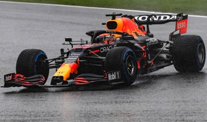 El holandés Max Verstappen (Red Bull) se anotó este domingo el lluvioso y esperpéntico Gran Premio de Bélgica, el duodécimo del Mundial de Fórmula Uno, que, tras varias interrupciones y aplazamientos, se disputó a sólo dos vueltas -en lugar de a las 44 previstas-, por detrás del coche de seguridad, valorándose sólo la mitad de los puntos.