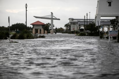 El ojo del 'extremadamente peligroso' huracán Ida tocó tierra este domingo en Luisiana (EUA) con vientos máximos sostenidos de unas 150 millas por hora (240 km/h) y ráfagas todavía más intensas, informó el Centro Nacional de Huracanes (NHC). (AP)