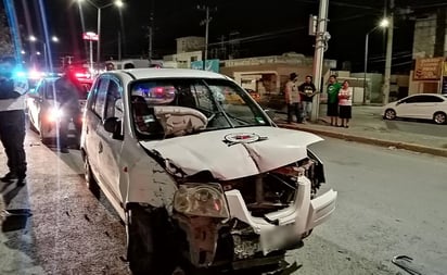 El chofer resultó con una herida en el rostro y diversos golpes en el cuerpo, por lo que requirió atención médica. (EL SIGLO DE TORREÓN)