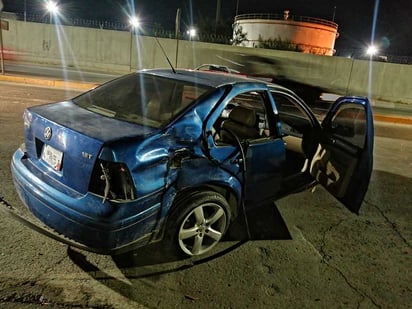 El Jetta se impactó contra un árbol y un señalamiento vial. (EL SIGLO DE TORREÓN)