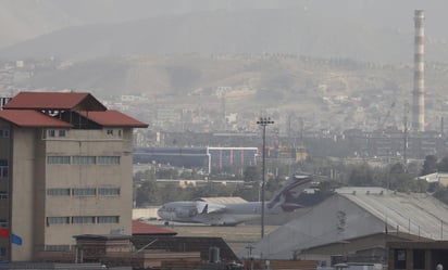 El aeropuerto de la capital afgana se encuentra desde hace días en alerta máxima, después de que el pasado jueves un atentado suicida dejó al menos 170 muertos. (EFE)