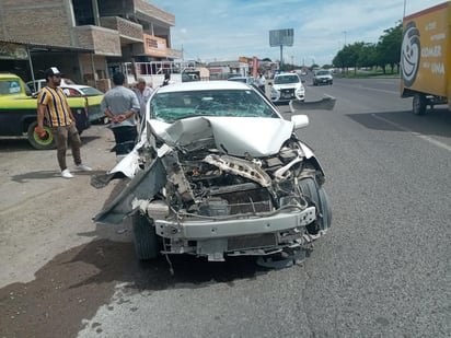 Daños materiales estimados en más de 60 mil pesos de un accidente registrado al mediodía del lunes sobre el bulevar Ejército Mexicano. (EL SIGLO DE TORREÓN)