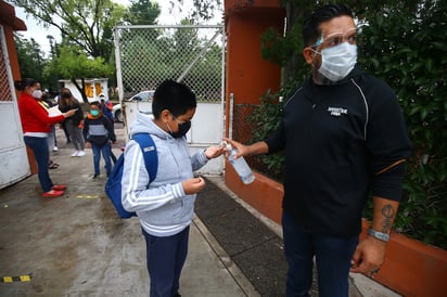 En la zona urbana las escuelas que estuvieron en condiciones de abrir organizaron bien la entrada y salida de los alumnos. (EL SIGLO DE TORREÓN)