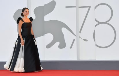 Venecia abrió hoy la 78 edición de su Festival de cine con una alfombra roja en la que brilló la gran protagonista de la jornada, Penélope Cruz, que consagra su idilio con la Mostra con dos películas en competición. (ARCHIVO) 