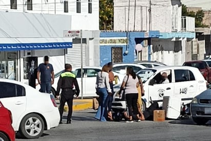  Hasta el lugar del accidente acudieron los agentes de Tránsito. (EL SIGLO DE TORREÓN)