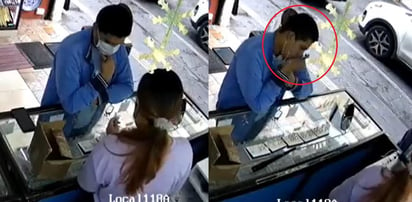 El sospechoso fue captado bajándose el cubrebocas para introducirse los anillos mientras la empleada de la joyería lo atendía (CAPTURA) 