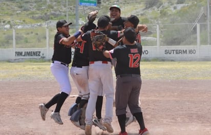 El diamante del estadio San Fernando, se lleno de alegrías cuando los  peloteros del Deportivo Álex Ortiz festejaron su triunfo (ARCHIVO)