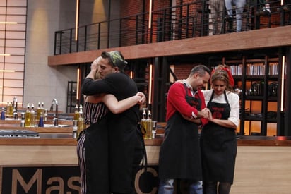 Acompañar un mole con trozos de piña fue el error que José Joel tuvo en su platillo de eliminación durante la tercera emisión de MasterChef Celebrity, algo que los chefs le criticaron, pero no fue motivo suficiente para ameritar la eliminación, hecho que dejó consternados a sus compañeros. (INSTAGRAM) 