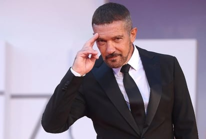 Antonio Banderas ha defendido hoy el humor frente a la corrección política en el Festival de Cine de Venecia durante la presentación de 'Competencia oficial', una comedia en la que junto a Penélope Cruz y Óscar Martínez, se ríen de las particularidades de su propio oficio.