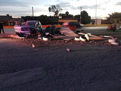 Conductora de auto choca contra parapeto de llantas ubicado en el bulevar Miguel Alemán de Gómez Palacio, del accidente las autoridades únicamente reportaron daños materiales. (ARCHIVO) 
