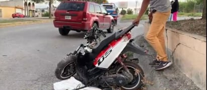 Al sitio también arribaron paramedicos de Cruz Roja, quienes lo trasladaron al Hospital General de Saltillo, donde horas más tarde falleció.

