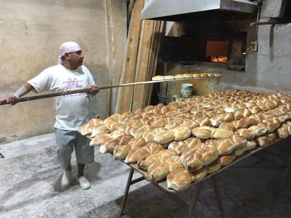  El precio sugerido de venta sería de 8 pesos para el pan blanco y 9 el de dulce. (FERNANDO COMPEÁN)