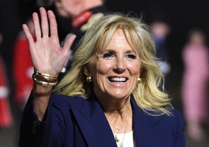 La primera dama de Estados Unidos, Jill Biden, retoma este martes las clases presenciales como profesora en un centro de estudios superiores de Alexandria (Virginia), convirtiéndose así en la primera esposa de un presidente del país que continúa con su trabajo mientras vive en la Casa Blanca. (ARCHIVO) 
