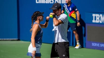 La tenista mexicana Giuliana Olmos junto al salvadoreño Marcelo Arévalo, consiguieron imponerse este miércoles en el Abierto de Tenis de Estados Unidos al vencer por parciales de 4-6, 6-4 y 10-6 a la ucraniana Dayana Yastremska y su pareja, el australiano Max Purcell, esto en las Semifinales de Dobles Mixtos. (Cortesía / FOX Sports) 
