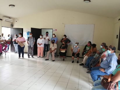 Caras felices de varios sampetrinos se vieron en las instalaciones del DIF municipal, adonde acudieron para que les retirara el parche que se les colocó en sus ojos luego de someterse a la cirugía de cataratas que se les realizó el pasado domingo en Torreón. (EL SIGLO DE TORRÉON)