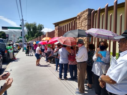 Los adultos mayores se han formado bajo el Sol para poder cobrar. (ANGÉLICA SANDOVAL)